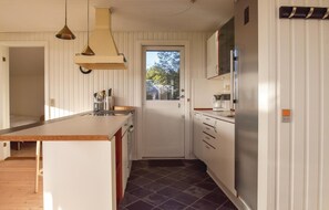 Frigorífico, placa de cocina, lavavajillas y cafetera o tetera