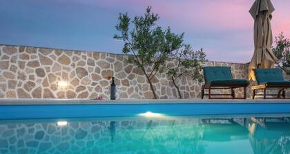 Lovely home in Vid with WiFi