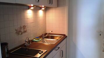 Kühlschrank, Mikrowelle, Herdplatte, Wasserkocher mit Kaffee-/Teezubehör