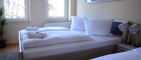 3 bedrooms, desk, travel crib, internet