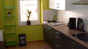 Cafetera/tetera, refrigerador, microondas, horno