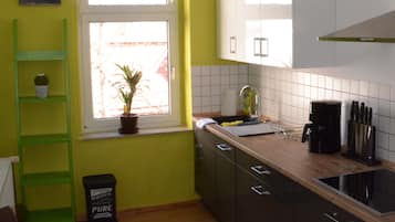Wasserkocher mit Kaffee-/Teezubehör, Kühlschrank, Mikrowelle, Ofen