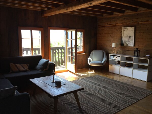 Kamin, Bücher, Musikbibliothek, Stereoanlage