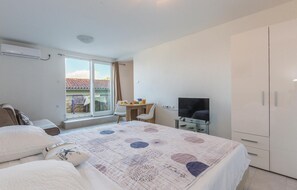 Travel cot, free WiFi, bed sheets