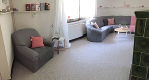 Fernseher, Kamin, Bücher, Stereoanlage