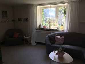 Fernseher, Kamin, Bücher, Stereoanlage