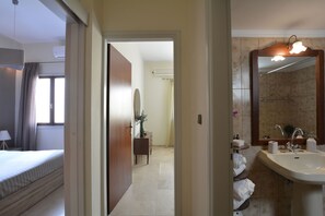 Secadora de cabello, toallas, jabón, shampoo 