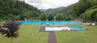 Vista unica tranquillamente ai margini del bosco nella casa recentemente rinnovata