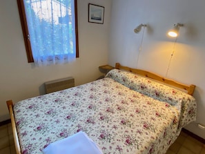 2 bedrooms, bed sheets