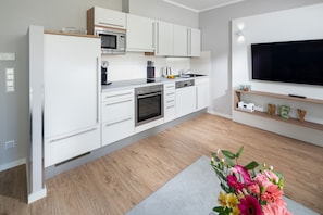 Kühlschrank, Mikrowelle, Herdplatte, Geschirrspüler