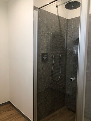 Dusche, Haartrockner, Handtücher, Toilettenpapier
