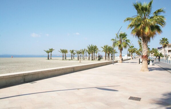 Una spiaggia nelle vicinanze
