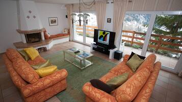 TV, fireplace, DVD player, books