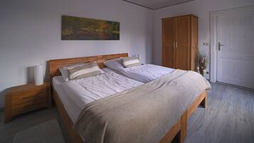 2 chambres, coffres-forts dans les chambres, fer et planche Ă repasser