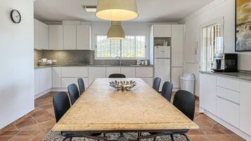 Réfrigérateur, plaque de cuisson, lave-vaisselle, cafetiÚre/bouilloire