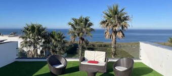 Luksuriøs bassengvilla på klippene med havutsikt