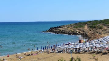 Una spiaggia nelle vicinanze, lettini da mare