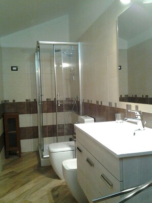 Dusche, Haartrockner, Bidet, Handtücher