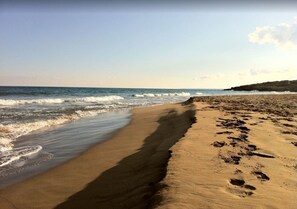 Beach nearby, sun loungers - House rental "Erica" - Semi-detached house in an extensive park, nearby the sea. (Lido Di Noto)