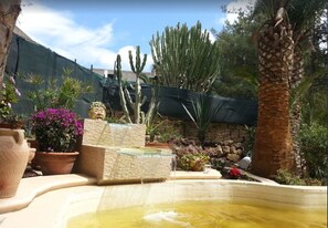 Tina de hidromasaje al aire libre