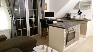 A compact living space with a kitchenette, a dining area, and a seating area. - Small yellow villa in Masuria (apartment WEST in the attic) (Swieta Lipka,)