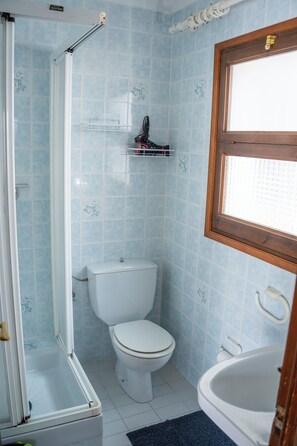 Dusche, Haartrockner, Toilettenpapier