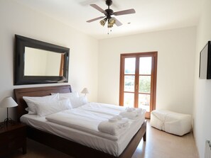 3 chambres, coffre-fort, bureau, fer et planche à repasser