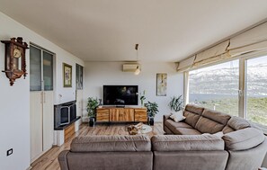 Fernseher, Kamin, Tischtennisplatte