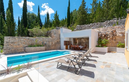 Stunning home in Zrnovo with WiFi