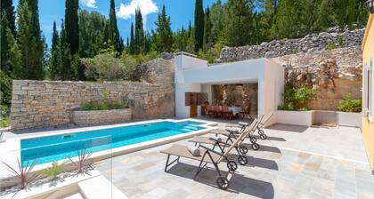 Stunning home in Zrnovo with WiFi