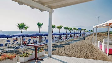 Una spiaggia nelle vicinanze