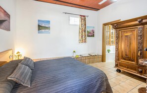 3 bedrooms, iron/ironing board, travel crib, free WiFi