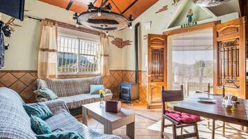 Een open haard en tafelvoetbal