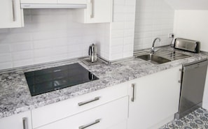 Frigorífic, microones, forn i placa de cuina 