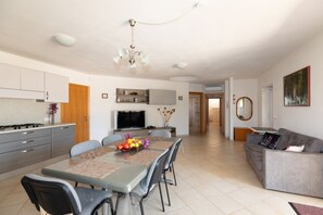 TV, books - Casa Alagon - Modern apartment for high demands (santa caterina di pittinuri)