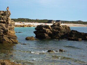 Plage à proximité, chaises longues, serviettes de plage