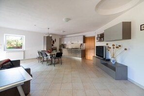 TV, books - Casa Alagon - Modern apartment for high demands (santa caterina di pittinuri)