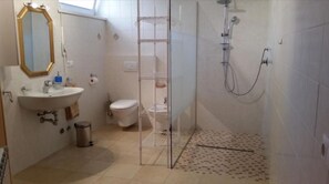Douche, sèche-cheveux, bidet, serviettes fournies