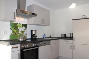 ثلاجة، فرن، موقد طهي مسطح، غسالة أطباق