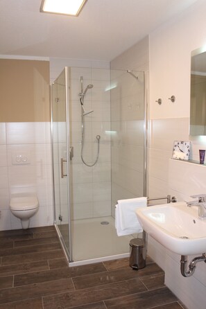 Een douche, een haardroger, handdoeken, zeep