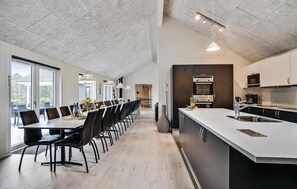 Fridge, stovetop, dishwasher, coffee/tea maker - Nice home in Spøttrup with sauna (Spøttrup)