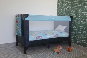 2 bedrooms, travel cot, free WiFi, bed sheets