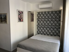 Tabla de planchar con plancha, wifi y ropa de cama 