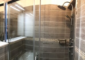 Douche, séchoir à cheveux, serviettes fournies, savon