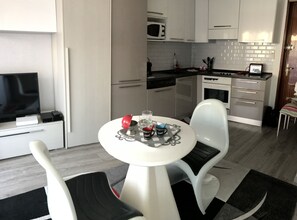 Een koelkast, een microgolfoven, een oven, een kookplaat