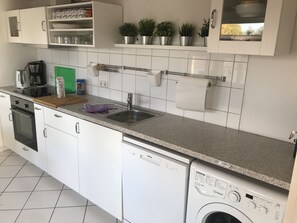 Een koelkast, een magnetron, een kookplaat, een vaatwasser