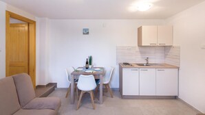 A compact living space with a dining area, a kitchenette, and a sofa. - Gorgeous apartment in Blace with WiFi (Blace)