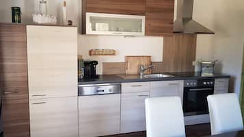 Fridge, oven, stovetop, dishwasher