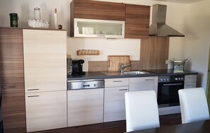 ثلاجة، فرن، موقد طهي مسطح، غسالة أطباق