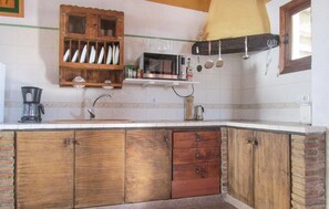 Kühlschrank, Mikrowelle, Herdplatte, Wasserkocher mit Kaffee-/Teezubehör
